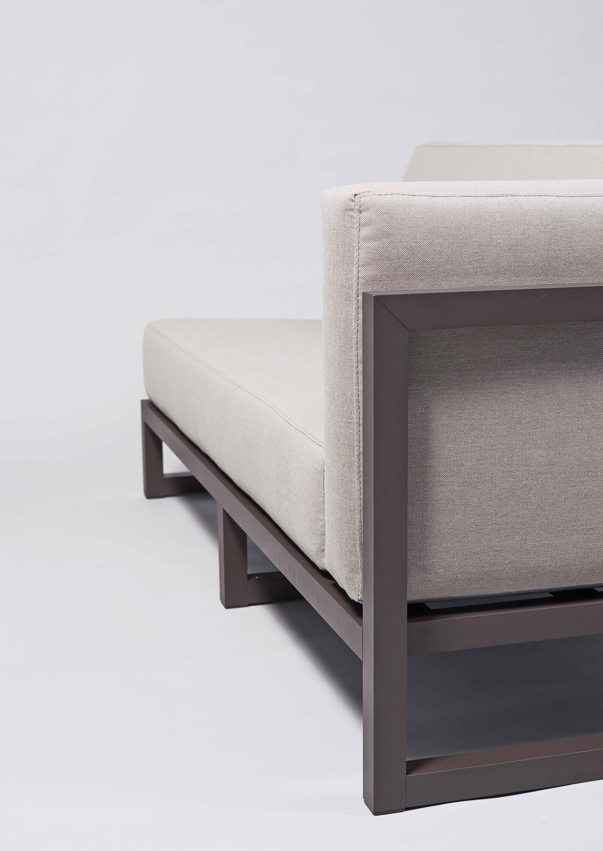 Sachi spikes sofa